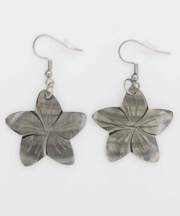 プルメリアシェルピアス